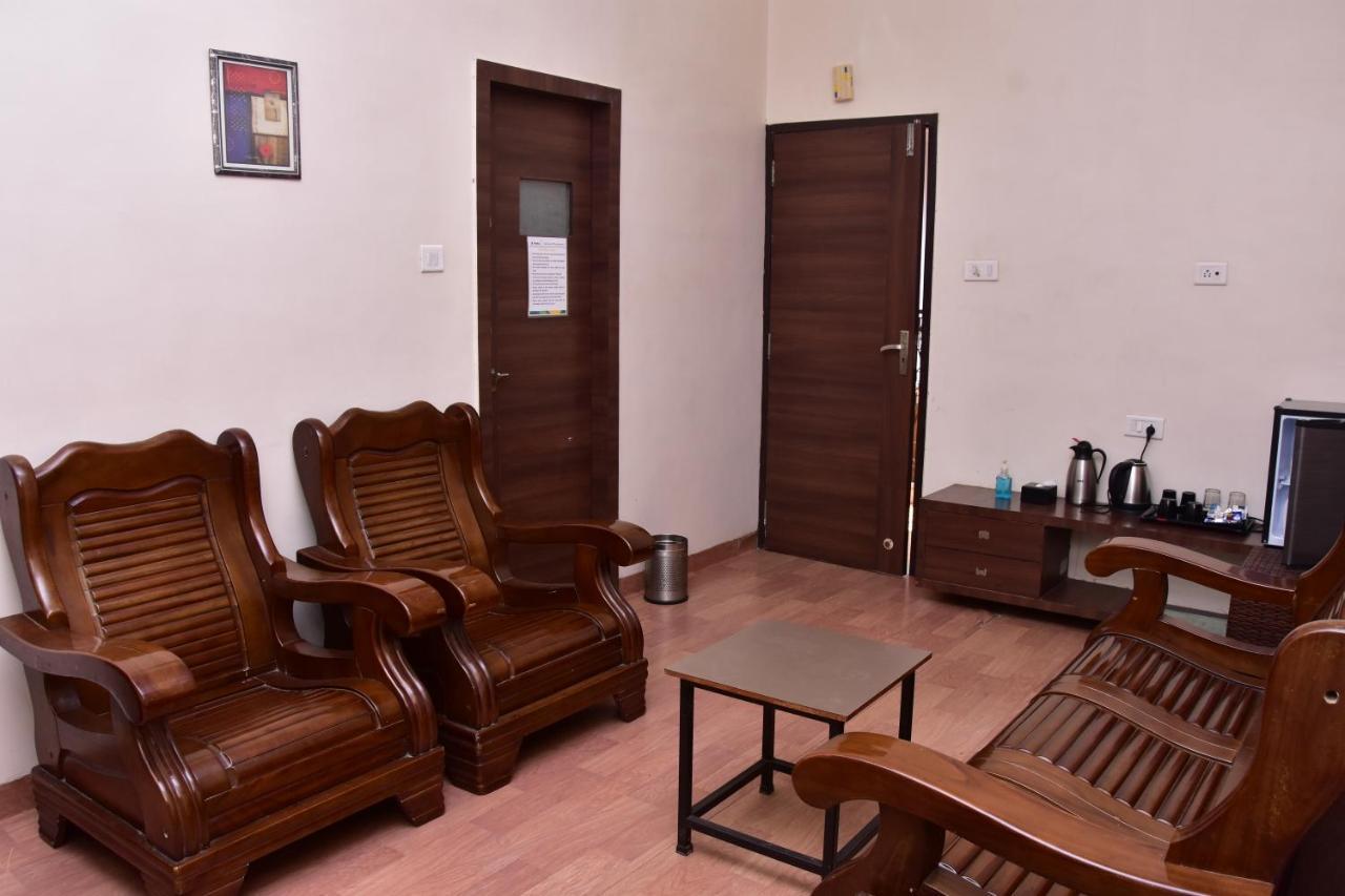 Popular Hotel Pune Exterior photo