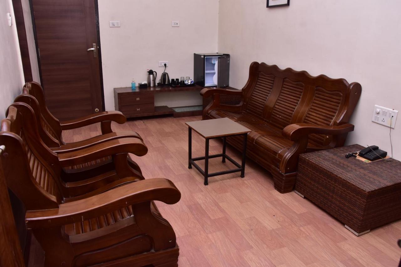Popular Hotel Pune Exterior photo